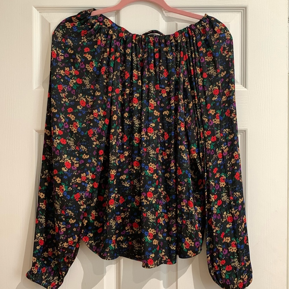 The Gap floral top with tie in back. Size medium. Polyester. NOT STATICKY🌷🦋💚